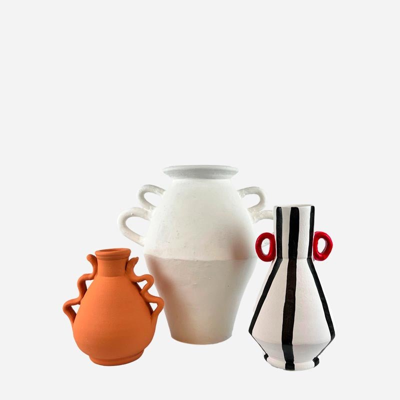 gruppo di tre vasi su sfondo bianco, terracotta, bianco e a righe